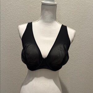 Nueskin Black Seamless Plunge Bra with Convertible racer back Straps. Size 36DDD